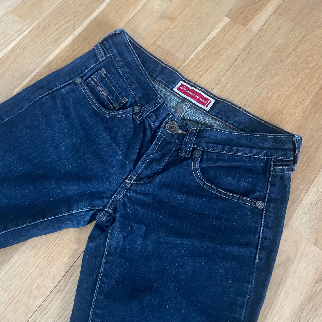 Mörkblå bootcut jeans från Americanos
