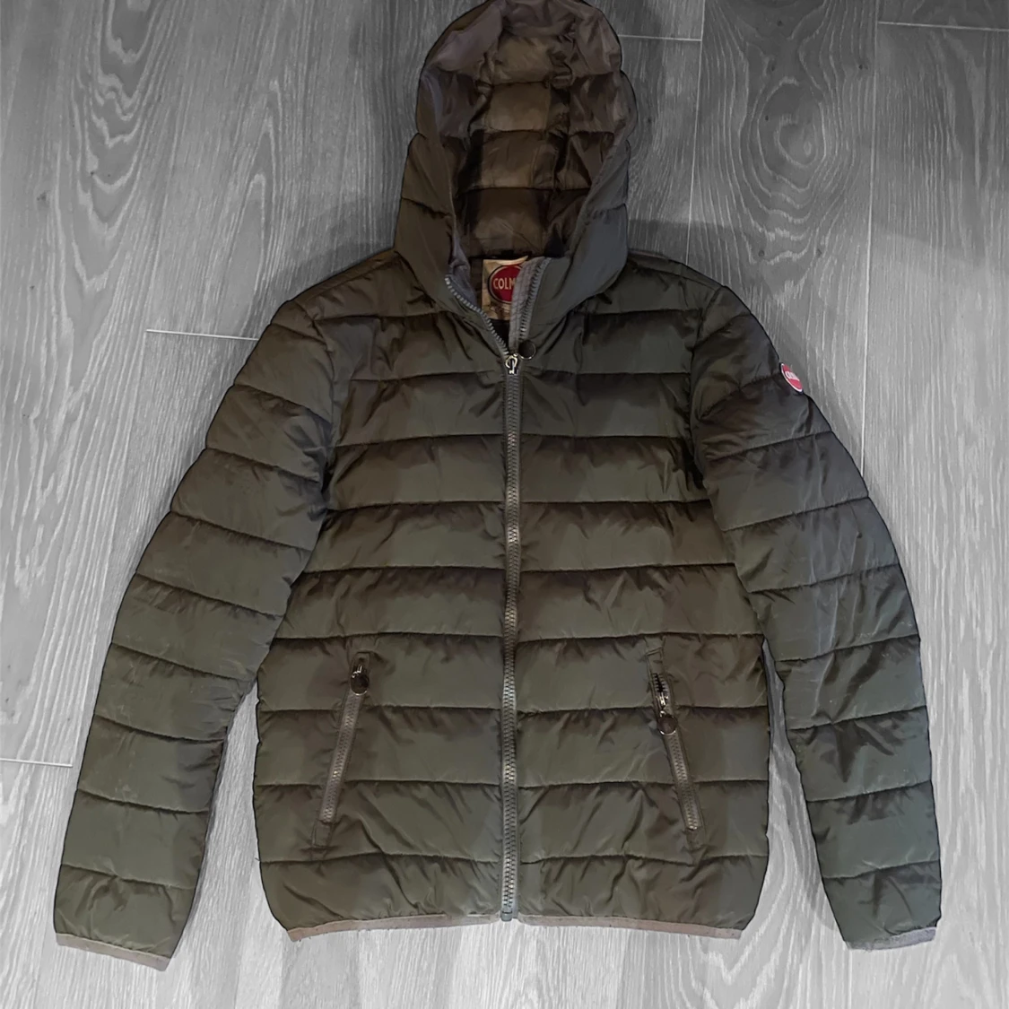 Grön pufferjacka med huva