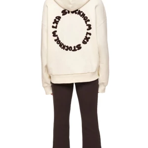En helt ny off white hoodie från LXA med brun text i cirkelmönster på ryggen - En helt ny off white hoodie från LXA med brun text i cirkelmönster på ryggen. Prislapp kvar, nypris 990kr!