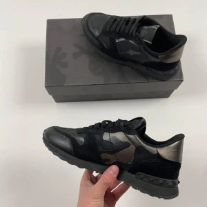 Valentino Rockrunner Skor - Valentino Rockrunner Skor | Detta är marknadens fetaste, populäraste & mest eftertraktade sko nu i vinter! | Skick 9/10, OTROLIGT BRA! | Storlek 40.5, men passar nog även 41.5-42 då de är lite större i storleken enligt oss | Inget medföljer | Priset är alltid diskuterbart vid snabb affär! | Nypris 8515kr | Hör mer än gärna av dig vid minsta möjliga fråga eller fundering så svarar vi med glädje! |  / GardeGrisch - Registrerat företag 😄