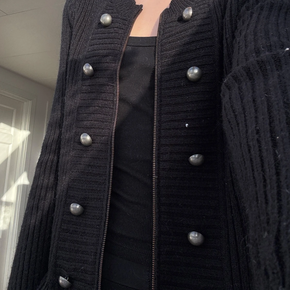 Svart ribbad kofta med knappar - 90