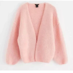 Kofta Lindex  - Säljer dessa två koftor i både rosa och beige då de inte kommer till användning längre❤️båda är använda ett fåtal gånger och har inget tecken på användning! Pris kan diskuteras vid snabb affär❤️ 1 för 300, 2 för 500❤️tryck inte på köp nu❤️