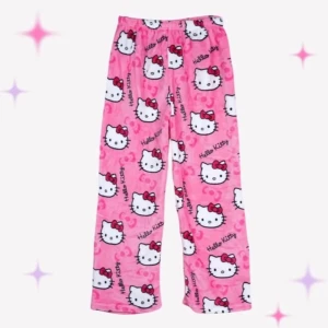 Hello Kitty mjukisbyxor - Super mysiga mjukisbyxor med Hello Kitty-motiv i rosa och vitt. Passar både män och kvinnor men säljer pga att dem tyvärr är för korta. Dem är i strl 38 men sitter som 36. Helt nya och endast prövade. Jag köpte dem för 300kr men säljer för 250kr. Skriv gärna om ni har några frågor.