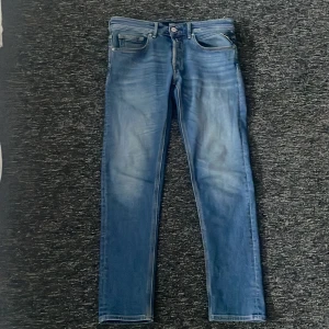 Replay willbi  - Säljer nu mina Replay jeans då ja har växt ut dem dem är använda max 5 gånger inga fläckar eller hål köpte dem för 1500 