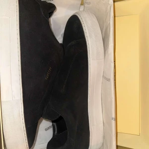 Axel Arigto  - Säljer ett par Arigatos i toppskick! Sjukt fina skor som matchar allt från vardagskläder till mer uppklädda looks. Priset kan diskuteras vid snabb affär