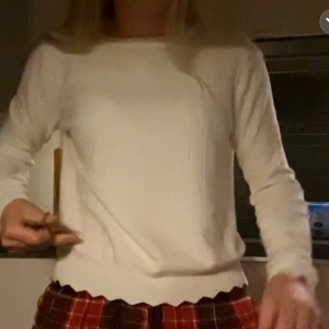 vit stickad tröja - en stickad tröja, köpt för 500kr säljer för 179!