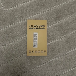 Extra glas - 2 st extraglas, står att de ska passa iphone 13/ 13 pro men skulle mer gissa på 13 pro max eller liknande då dem är större än iphone 14 pro. 