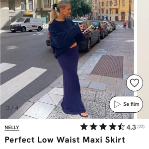 Blå långkjol från Nelly - Snygg blå långkjol från Nelly med låg midja. Kjolen har en tight passform och är perfekt för en stilren look. Den är gjord i ett mjukt och bekvämt material som ger en smickrande siluett. Använd 1 gång! Nypris 299kr!
