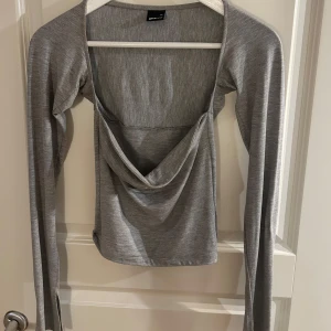 Grå topp från Gina Tricot - Topp från Gina Tricot. I nyskick!