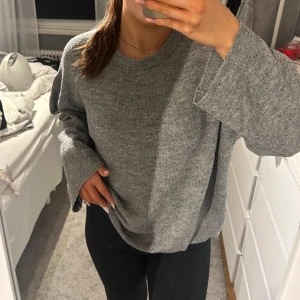 Grå stickad tröja - Mysig grå stickad tröja- från lager157 