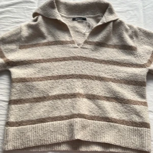 Beige stickad tröja  - En fin stickad tröja inga defekter. Använd fåtal gånger. Säljer pga använder inte.