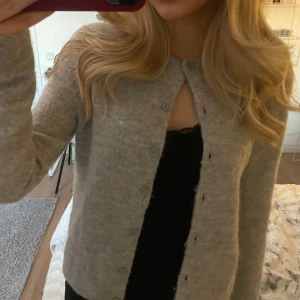 Grå kofta❣️ - Mysig grå kofta med knappar framtill som man kan välja att ha öppen eller stängd. Köptes för 399 på Gina, säljer för 200 men priset kan självklart diskuteras ❤️ Endast använd vid få tillfällen och har inga täcken på användning❣️