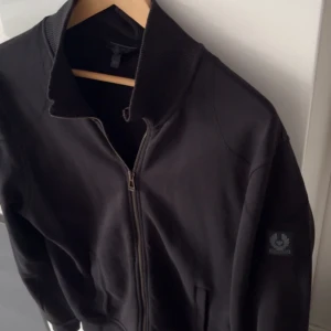 Belstaff tröja  - Riktigt snygg Belstaff tröja som inte heller kommer till någon användning och ska därav säljas. Nypris ca 2300kr Hör av dig vid funderingar! 
