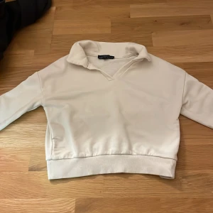 Beige tröja  - Säljer en stilren beige tröja. Tröjan har en v-ringad krage och långa ärmar med ribbade muddar. Pris kan diskuteras!!