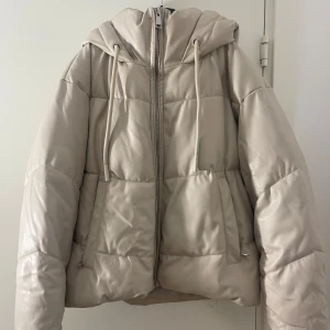 Beige vinterjacka från Zara - Snygg beige vinterjacka från Zara i storlek S. Perfekt för kyliga vinterdagar. Använd fåtal gånger. Skriv för fler bilder eller vid frågor! 