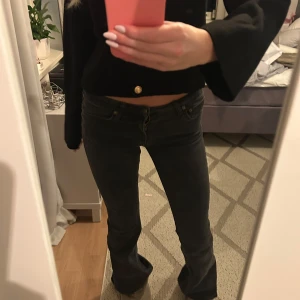 Gråa  bootcut jeans - Snygga gråa bootcut jeans med låg midja från weekday i modellen flame, storlek 27/34 vilket motsvarar en S och en längd som passar mig som är 170cm❤️