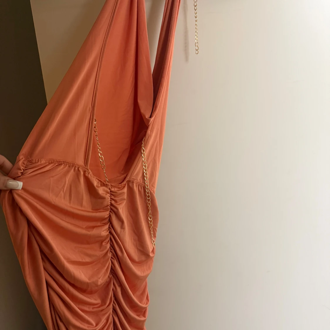 Orange klänning med kedjedetalj - 91