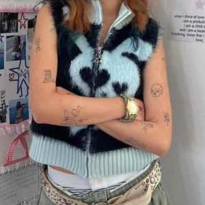 Emo väst - Köpte den ganska länge sen används bara en eller 2 gånger.