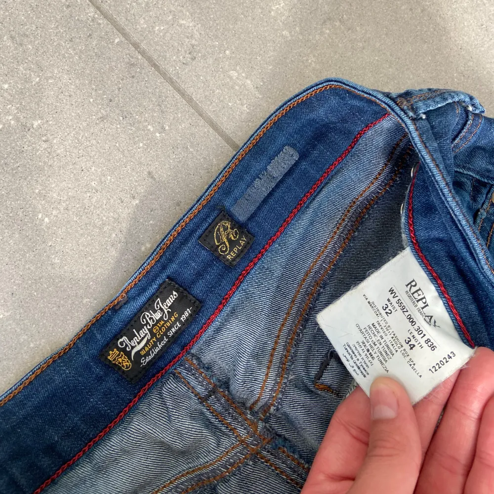 Säljer nu dessa mörkblå replay jeans, skriv för fler bilder/frågor🙌🏼. Jeans & Byxor.