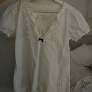 Odd Molly blus - Odd Molly blus vit, så bra skick,skulle säga den är som ny. Storlek 2 alltså en M men skulle säga den är som en S
