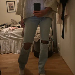 Blåa jeans  - Blåa jeans med straight passform slits på knäna 