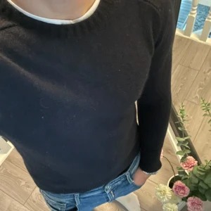 Massimo dutti tröja - Massimo dutti tröja i fint skick Material : Extrafine wool Storlek : M  Är lite för kort för mig därav säljer jag 182 och 80kg