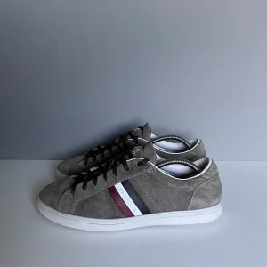 Moncler skor  - Säljer ett par sjukt feta moncler skor i storlek 42, cond 8,5/10 lite heeldrag men annars flawless🙌tillkommer endast skor