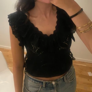 Zara volang topp - Super fin svart volang topp från zara. Har inte använts mycket, och är i bra skick. Köpte för 399. Dm för mer info