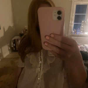 Söt blus - Säljer min älskadeee blus från zara då jag nästan aldrig får användning av den💞💞