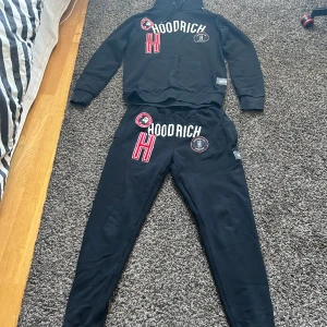 Hoodrich dress - Bra skick. Hoodien är XS och byxorna S men den är liten i storleken så passar xs 