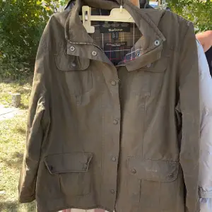 Barbour jacka i nytt skick, storleken är som en liten L . Säljes för 500 kr.