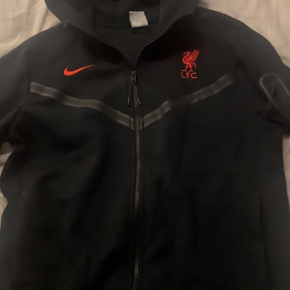 Säljer en sällsynt Nike tech fleece, Liverpool Edition, för bra pris. (Tillverkas inte längre). Storlek = M men passar också S. Underdel finns också på min profil. Vid köp av båda erbjuder jag extrapris. Hör av er om frågor eller prisförslag. . Hoodies.