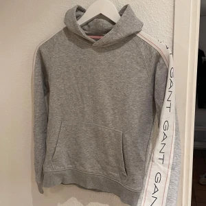 Gant hoodie - Grå gant hoodie. Den är i mycket fint skick.