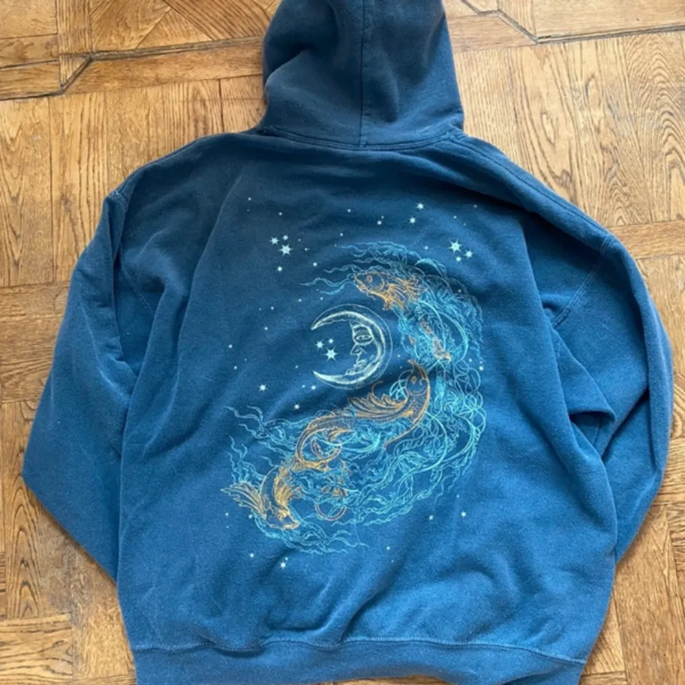 Säljer min blåa hoodie från Urban Outfitters, storlek S/M, har använt ett par gånger men ändå i bra skick- den har några små fläkar som syns i bilderna💙. Hoodies.