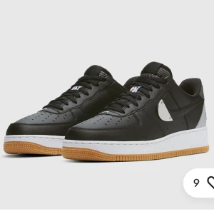 Nike Air Force 1 NBA 07 LV8 ' Black Wolf Grey - Storlek 41  Skick: 8/10  Använts 3-4 gånger