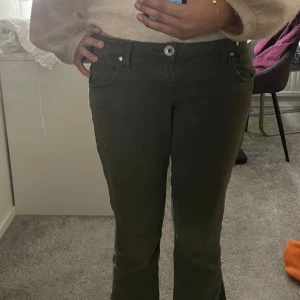 Lågmidjade jeans - Gröna lågmidjade jeans, köptes från en second hand i sommras. Märket är miss sixty. Storlek 27