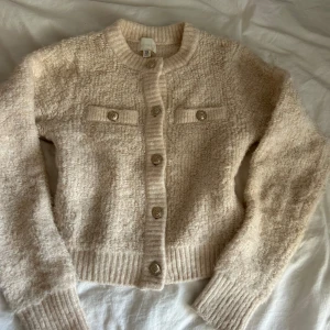 Kofta - Super fin creme färgad kofta med silvriga knappar! Knappt använd.