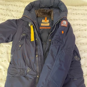 Parajumper right hand  - Hej säljer min Parajumper right hand jacka pga ska resa utomlands dragkedjan lite trasig allt annat funkar perfekt inga skador eller nått likande endast dragkedjan behöver byte storlek M passar S lika bra perfekt inför höst och vinter 