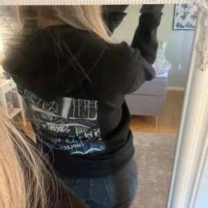Hoodie med tryck på ryggen  - Cool hoodie som inte har använts så mycket 💫