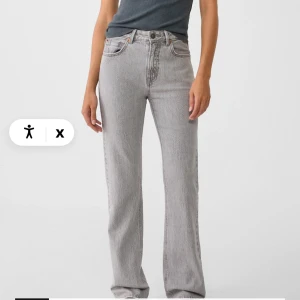 Stradivarius jeans - Säljer dessa stradivarius jeansen d98. Samma färg som på bilden. Inte använd alls ofta pga av att jag råkade köpa två jeans av samma färg i Spanien. De kostar org 379 och jag säljer dom för 250! Storlek 36!