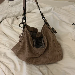 Gammel rosa väska  - Jag säljer denna väska eftersom den inte kommer till användning längre. Perfekt skolväska. Den är superfin och har flera fack inne i väskan!💓