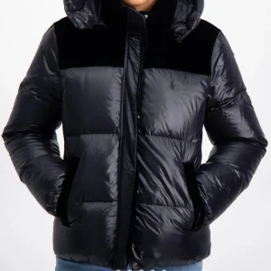 Ralph Lauren vinterjacka Lauren tjej - Vinterjacka modell Lauren Velvet trim down. Använd en säsong. Några mindre skavanker, färgsläpp, ett mindre hål på insidan. Stl M (136-142) Se bilder! Nypris 3300 kr