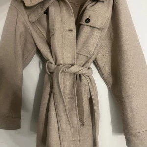 Kappa - Köpte denna kappa i Gbg i zara och dene väldigt snygg men vill sälja den bara så! Priset kan diskuteras 