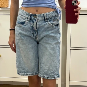 Långa shorts - Snygga långa shorts från Lindex med sydda revor ( dem är inte slitna ). Dem är ljusblåa i storlek 158 men det finns resorband så storleken är justerbar. 