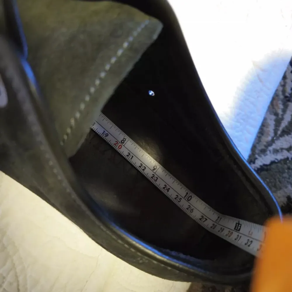 Dem är storlek 7 vilket motsvarar 42/43 ljuset på bilden blev konstigt så sulan ser smutsig ut men den är vit.. det finns inga repor på tån, och moccan har jag rengjort med shoehero👍🏻.. pris: 1799kr inget prutande, byten kan accepteras, Bild!. Kengät.