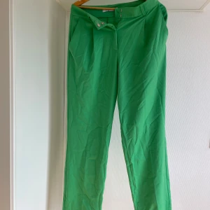 Grön kostymbyxa NA-KD - Storlek 40 oanvända pris 349kr