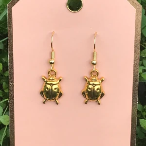 Nyckelpiga örhängen 🐞 - Vackra örhängen av guldiga nyckelpigor🐞🐞finns en massa liknande örhängen på min profil: fjärilar, fairy, blommor 🌷 