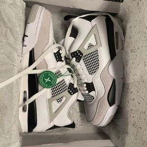 Jordan 4 Military black - Hej!   Köpte nyss dessa skor men tyvärr så passar dem inte mina fötter. Dem är helt nya och oanvända, endast testade hemma. Priset går att diskuteras vid snabb affär! Skriv vid fler frågor! 