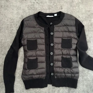 Cardigan  - Snygg och trendig cardigan som liknar den från Moncler. Superfin kvalitet, ull och cashmere. Sparsamt använd så i mycket gott skick! Storlek M men passar även S Obs, cardiganen ser ut som moncler men är ett annat märke!