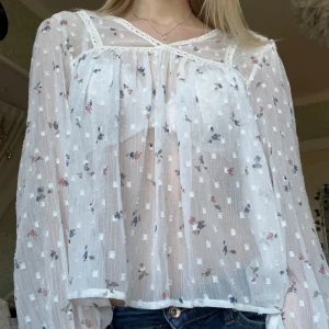 vit blus - vit blommig tunn blus